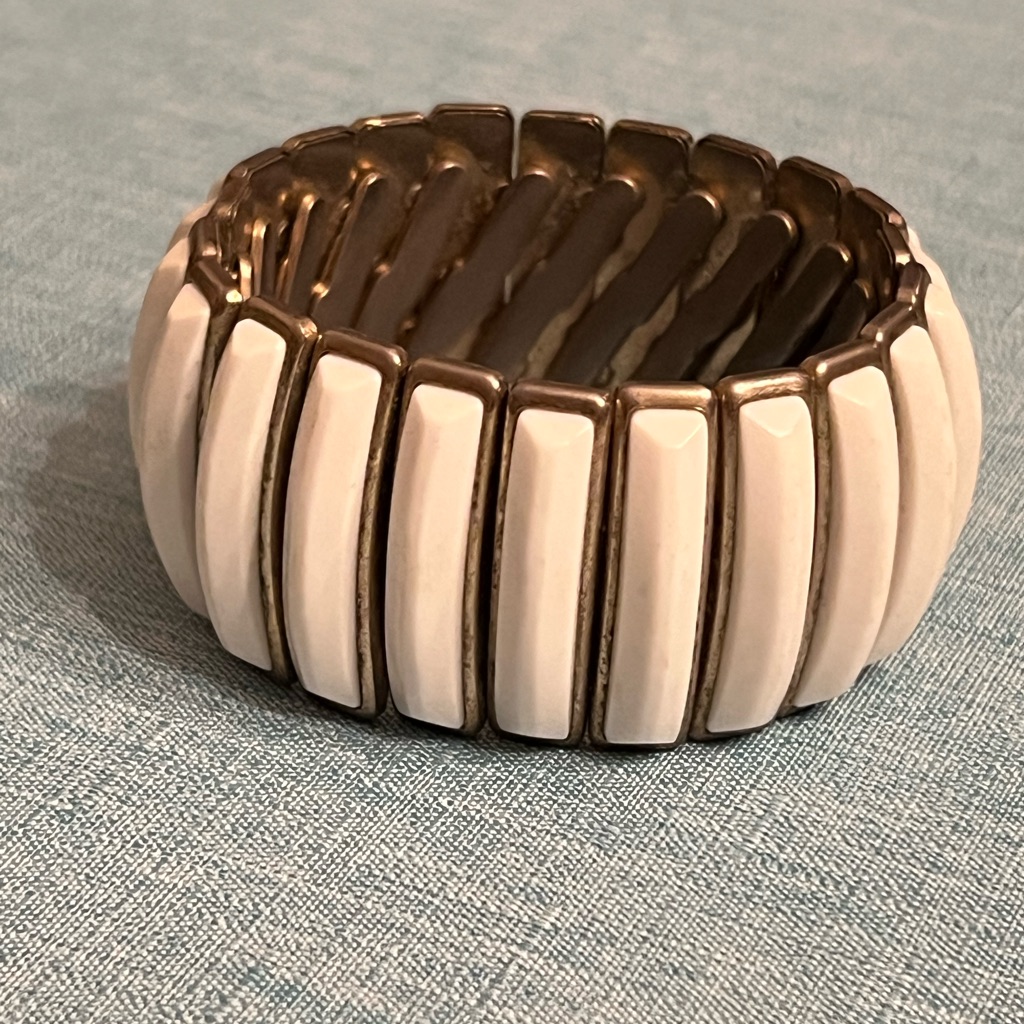 Vintage Lisner White Lucite Accordion Stretch Wide Bracelet 26$
